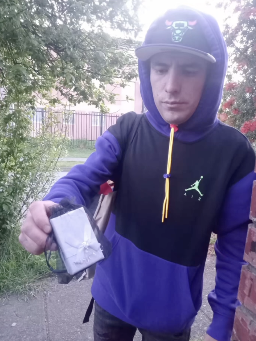 Denuncia brutal acoso a influencer chilena de 16 años: llegó a buscarla al liceo con un arma blanca